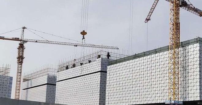 外架熊猫体育平台防护网片为何成了工地“新宠”——杀手锏:安全(图1)
