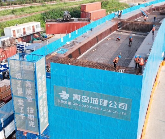 疏港高架拓宽工程二标段疏港高架拓宽与新建西接二号速匝道版块上部结构紧张施工熊猫体育官网(图1)