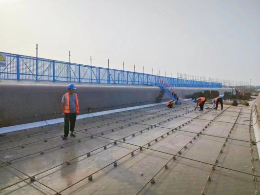 疏港高架拓宽工程二标段疏港高架拓宽与新建西接二号速匝道版块上部结构紧张施工熊猫体育官网(图2)