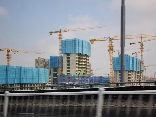 提升架爬架网：筑梦高空的安全卫士智领熊猫体育建筑新纪元(图1)