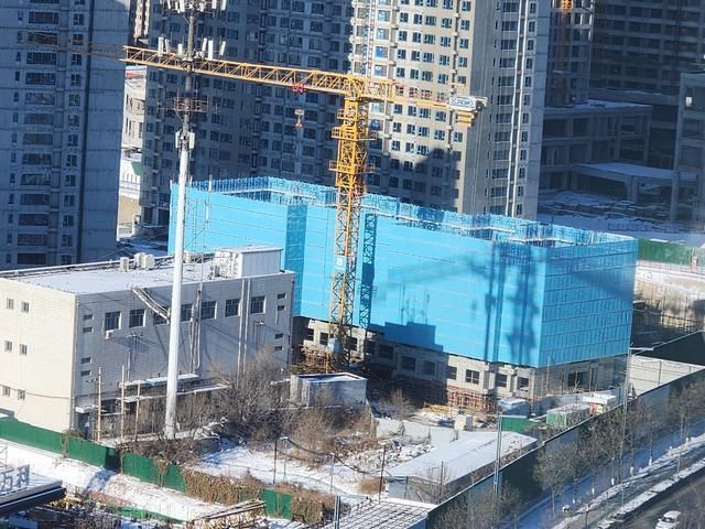 提升架爬架网：筑梦高空的安全卫士智领熊猫体育建筑新纪元(图2)