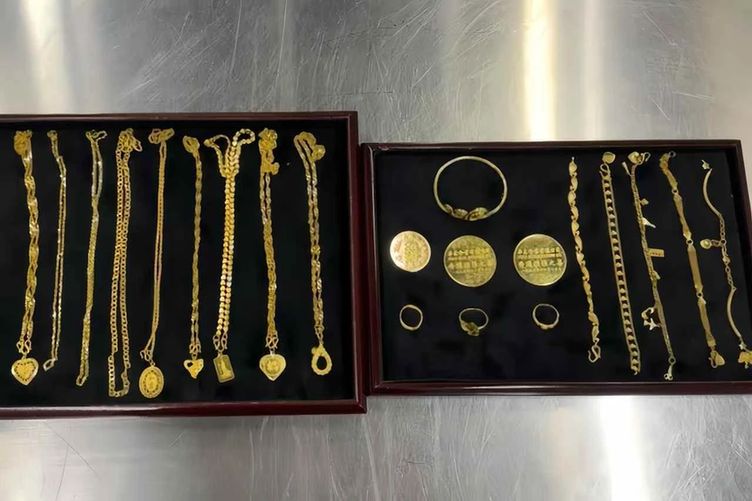 香港西九龙站海关查获一批超量足金制品(图1)